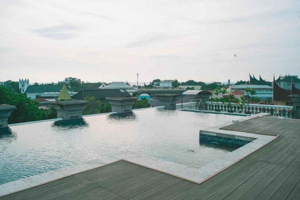 The Axana Hotel Padang  Luaran gambar