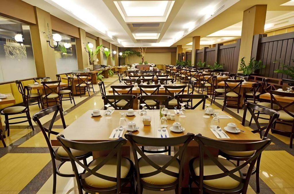 The Axana Hotel Padang  Luaran gambar